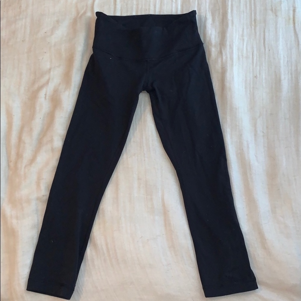 low rise lulu lemon black cropped leggings